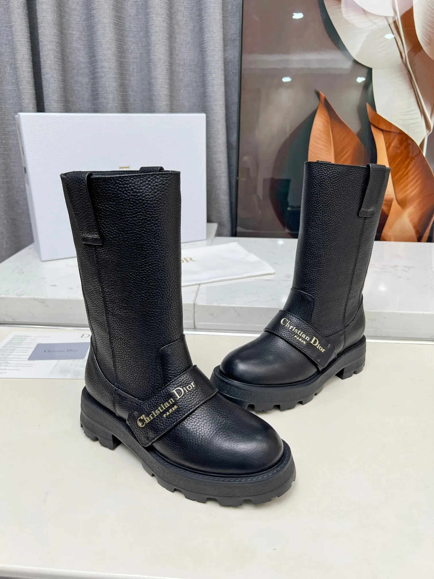 💕💕Factory direct selling price p720💕💕 Dior 2025ss retro British style brogue new knight boots 👢👢 萱 type versatile slim foot yyds. Three-dimensional and full shape, full of handsomeness and comfortable on the feet. A very retro style, full of aura single product, very novel design style, perfect details, cool and trendy 💯 trendy outsole, Upper: full-grain calfskin, lining: cow lining, size: 35-40 (customized size 40-41)